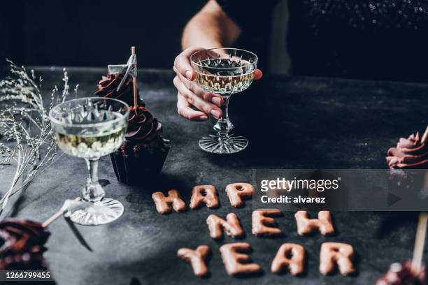 neujahrsfeiern - party champagne stock-fotos und bilder