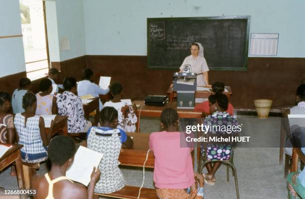 Utilisation d'un projecteur en classe dans un collège à Ziguinchor, en 1973, Sénégal.