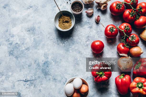 ingrediënten van shakshuka op keukenbalie - garlic stockfoto's en -beelden