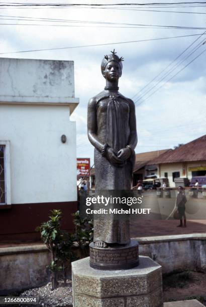 La statue d'Emotan à Benin City, en février 1976, Nigéria.