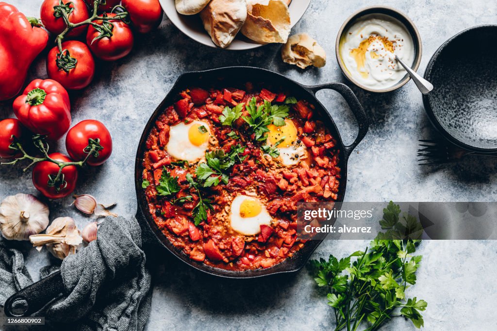 Shakshuka no balcão da cozinha