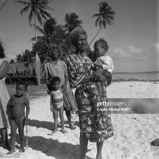 Femme Kanak posant avec son petit fils dans les bras en Nouvelle-Calédonie, circa 1960.