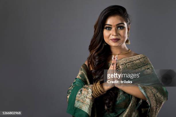 saludo de mujer india - prayer pose greeting fotografías e imágenes de stock