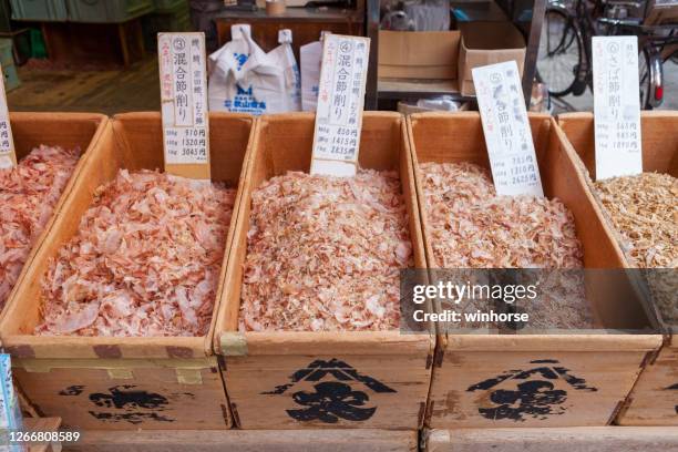 katsuobushi en el mercado de pescado de tsukiji, tokio, japón - katsuobushi fotografías e imágenes de stock