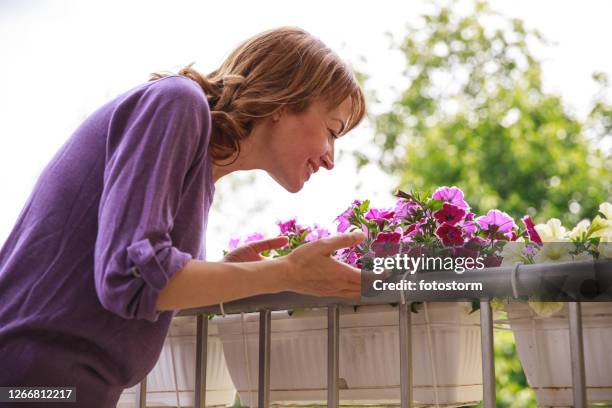 mit einem balkon bietet einen ort, um schöne blumen zu platzieren - balkon blumen stock-fotos und bilder