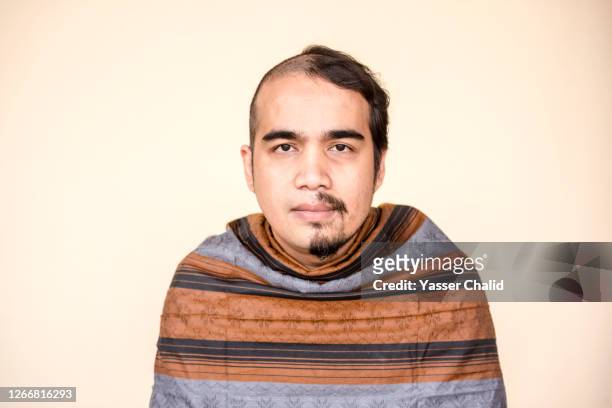 portrait of indonesian man with weird hair - halved stockfoto's en -beelden