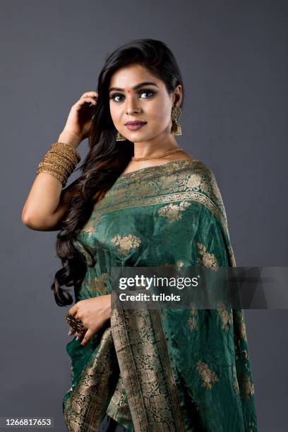 schöne indische frau in sari - indian saree model stock-fotos und bilder