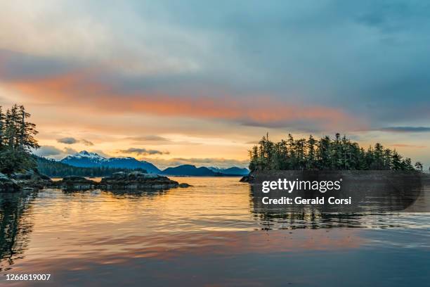 coucher de soleil dans le son de sitka. - petersburg photos et images de collection