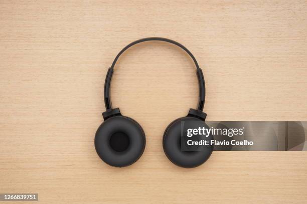 foldable wireless headphones - dj table stock pictures, royalty-free photos & images