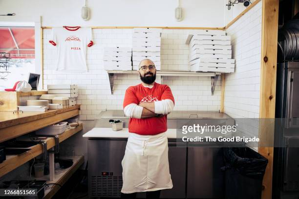 portrait of chef in pizzeria - pizzeria stockfoto's en -beelden