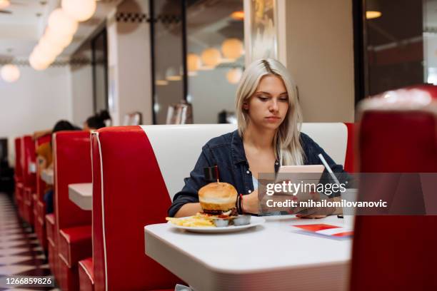 travailler dur - snack bar photos et images de collection