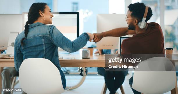 seguiremos ganando mientras trabajemos juntos - exito fotografías e imágenes de stock