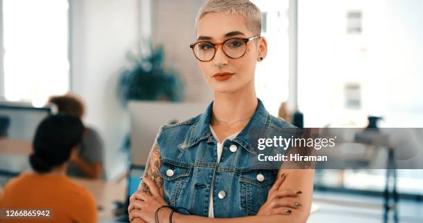 du sagst, ich träume zu groß, ich sage, du denkst zu klein - portrait of cool creative businesswoman at office stock-fotos und bilder