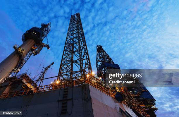 plataforma de petróleo jackup offshore - plataforma de perfuração - fotografias e filmes do acervo