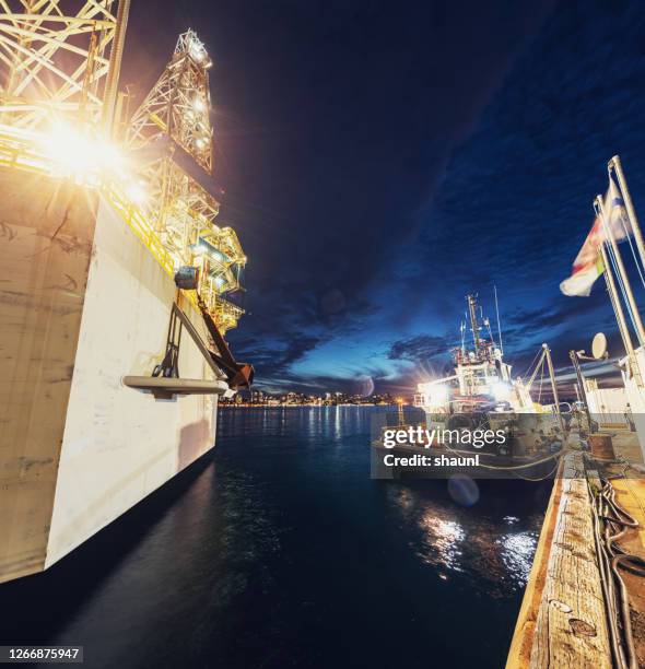 jackup offshore oil rig - moored stock pictures, royalty-free photos & images