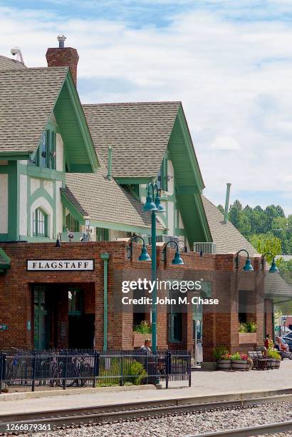 flagstaff, arizona, amtrak station and visitors center - flagstaff fotografías e imágenes de stock