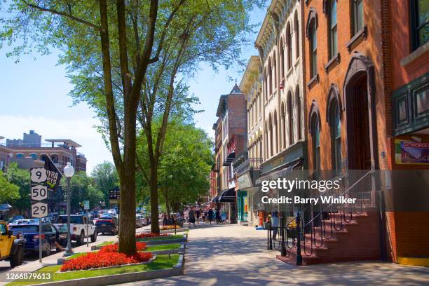 sidewalk in saratoga springs - saratoga stockfoto's en -beelden