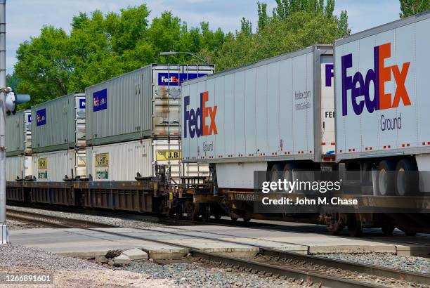 bnsf güterzug mit fedex cargo passiert flagstaff, arizona - eisenbahnwaggon stock-fotos und bilder