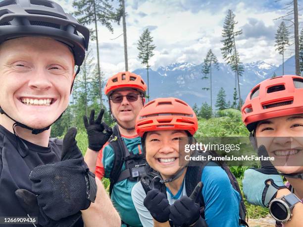 familia y amigos posando para selfie en el viaje en bicicleta de montaña - facebook friends fotografías e imágenes de stock