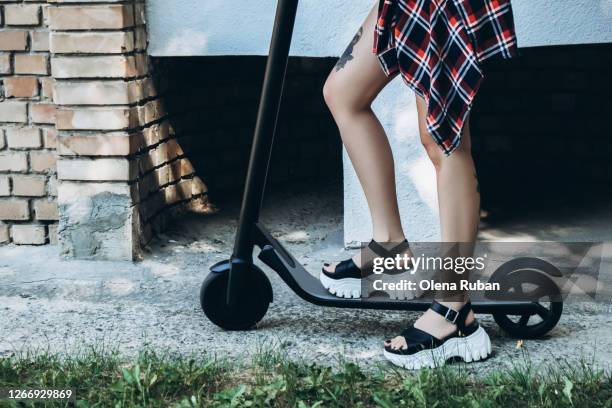 legs of young hipster woman on electric scooter - hoverboard - fotografias e filmes do acervo