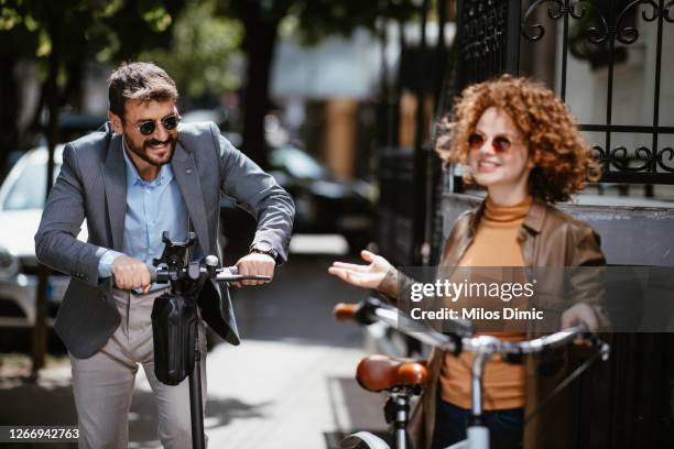 goede communicatie stock foto - partnership men bikes stockfoto's en -beelden