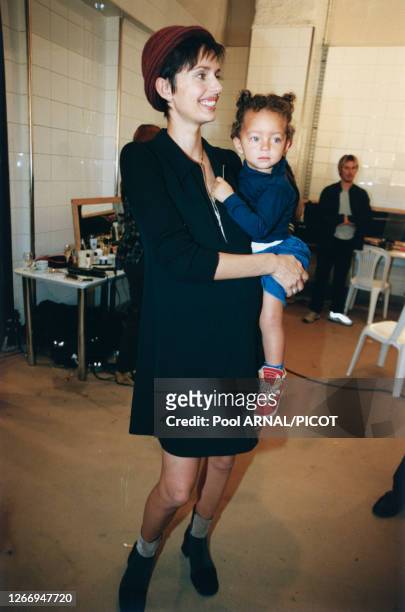 Heather Stewart-Whyte avec sa fille Elijah dans les coulisses du défilé Hervé Leger Prêt-à-Porter Printemps/Eté 98, le 18 octobre 97 à Paris, France.