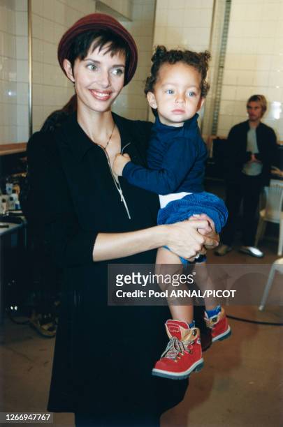 Heather Stewart-Whyte avec sa fille Elijah dans les coulisses du défilé Hervé Leger Prêt-à-Porter Printemps/Eté 98, le 18 octobre 97 à Paris, France.