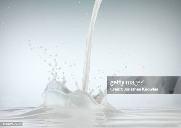 milk splashing - cream splash stock-fotos und bilder