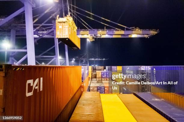 Uninterrupted loading and unloading containers during a stopover on Janvier 12, 2017 in Colombo, Colombo District, Sri Lanka.