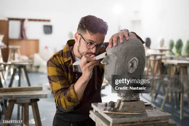 männlicher bildhauer arbeitet an einer tonbüste - büste skulptur stock-fotos und bilder