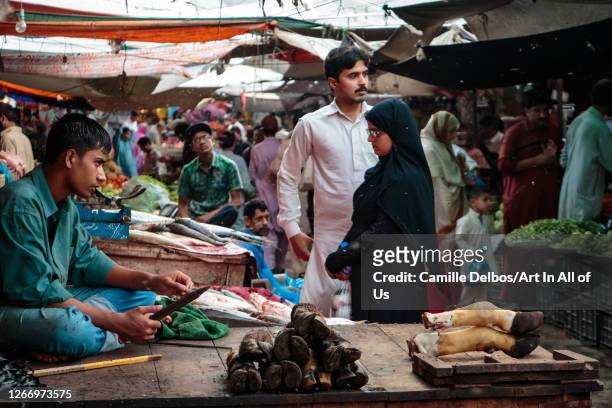 Seller of giblets and cow's feet on Avril 19, 2016 in Karachi, Sindh, Pakistan.