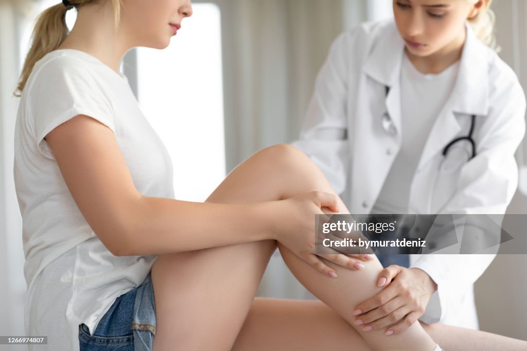 女性医師マッサージ脚