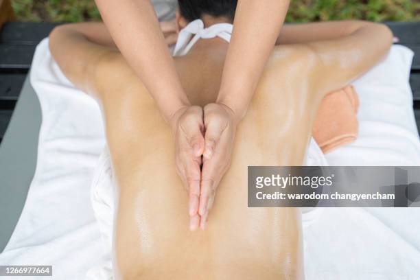 close up of hands massage therapy deep relaxation. - thai massage 個照片及圖片檔
