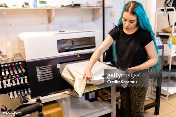 in onze werkplaats vindt u unieke kunstwerken op een textiel - graphic t shirt stockfoto's en -beelden