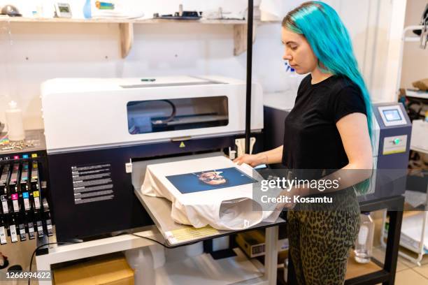 possiamo personalizzare qualsiasi tuo desiderio, in modo che tu possa avere un pezzo unico di t-shirt - pressa da stampa foto e immagini stock