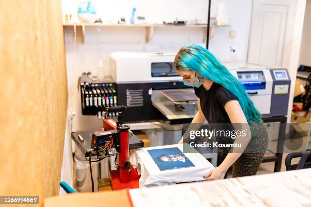 nous personnalisons littéralement tout, tout ce que vous voulez, nous allons le remplir - photo t shirt printing photos et images de collection
