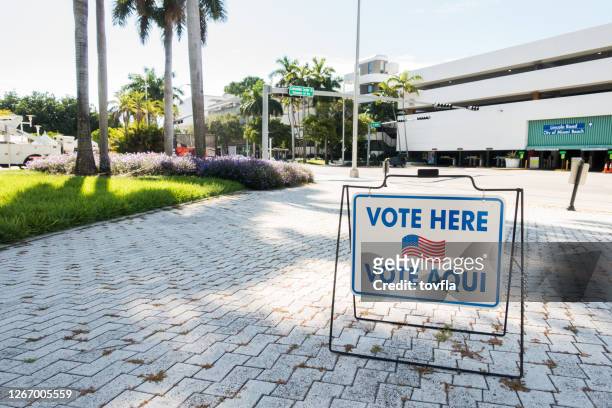 英語とスペイン語でマイアミビーチの投票所サイン - american sign language ストックフォトと画像