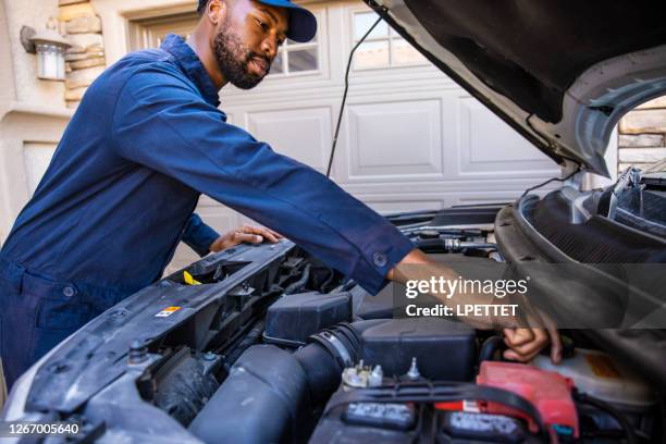 mobile mechanic - oil change stock pictures, royalty-free photos & images