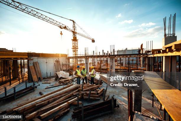 ervaren ingenieur die de problemen in de bouwwerkzaamheden verklaart - ontwikkeling na recessie - construction site stockfoto's en -beelden