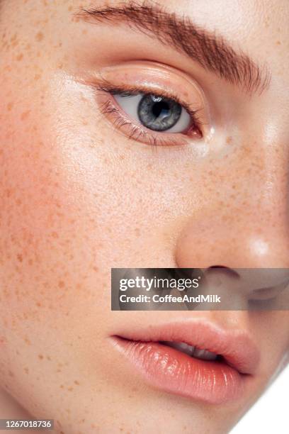 verticale de plan rapproché de belle femme avec des taches de rousseur - tache de rousseur photos et images de collection