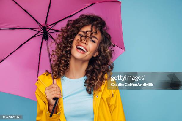 fille avec le parapluie rose - femme make up mauve photos et images de collection