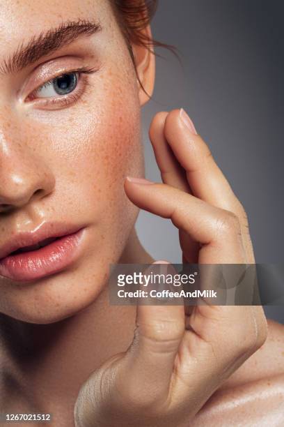 ritratto ravvicinato di bella donna con lentiggini - freckle foto e immagini stock