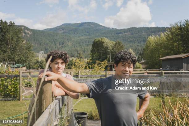 portrait of farmer and young son - filipino farmer 個照片及圖片檔