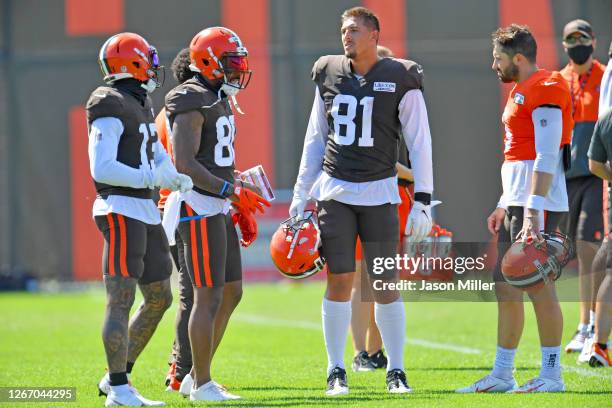 Wide receivers Odell Beckham Jr. #13 Jarvis Landry and tight end Austin Hooper talk with quarterback Baker Mayfield of the Cleveland Browns during an...