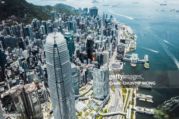 drohnenansicht der stadt hongkong - two international finance center stock-fotos und bilder