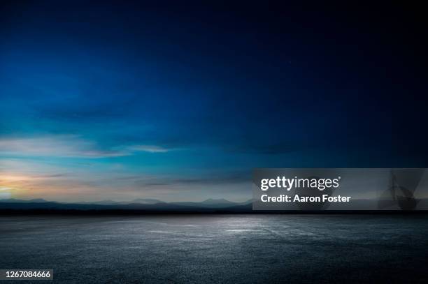 empty night parking lot - empty lot night - fotografias e filmes do acervo