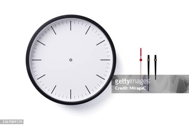 blank clock face with clock hands - reloj fotografías e imágenes de stock