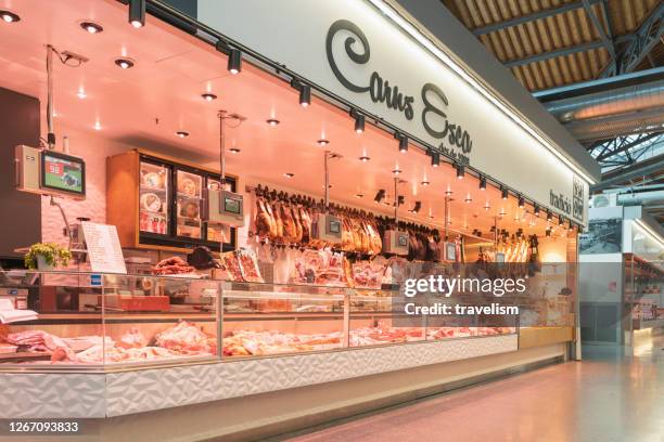 verschillende stukken vers rundvlees, varkensvlees, lamsvlees en ander vlees te koop op famous at lonely planet barcelona's sant antoni market in barcelona spain concepts could include food, health, culture, travel, and others - deli counter stockfoto's en -beelden