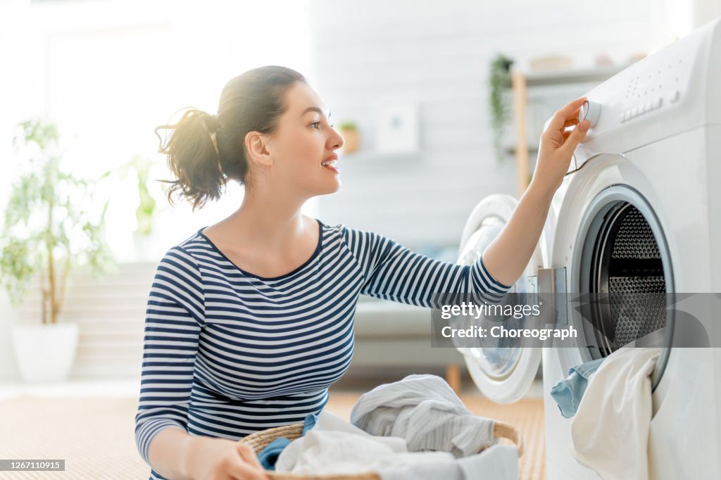 Mulher está lavando roupa