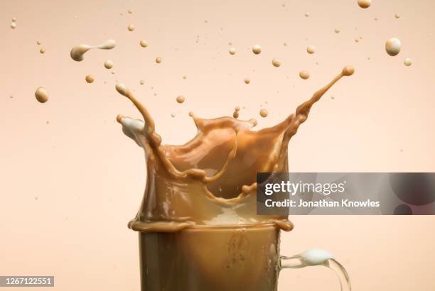 iced coffee splashing - coffee splash stockfoto's en -beelden